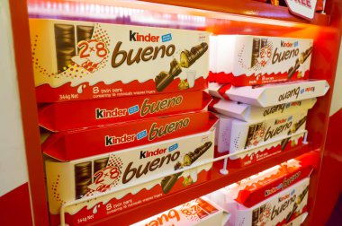 Kinder Bueno raflarda görüntülenen 