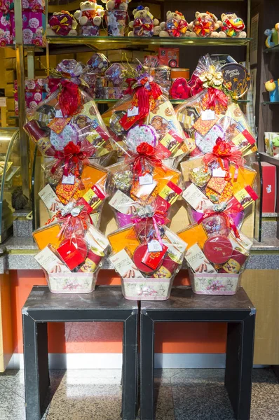 Basket gift for Chinese New Year celebration — Stock Photo, Image