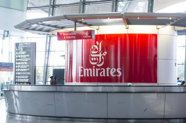 Стойки регистрации Emirates в международном аэропорту Куала-Лумпур . Лицензионные Стоковые Фото