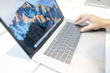 Yeni Apple Macbook Pro bilgisayar kullanan kimliği belirsiz adam