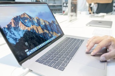 Yeni Apple Macbook Pro bilgisayar kullanan kimliği belirsiz adam