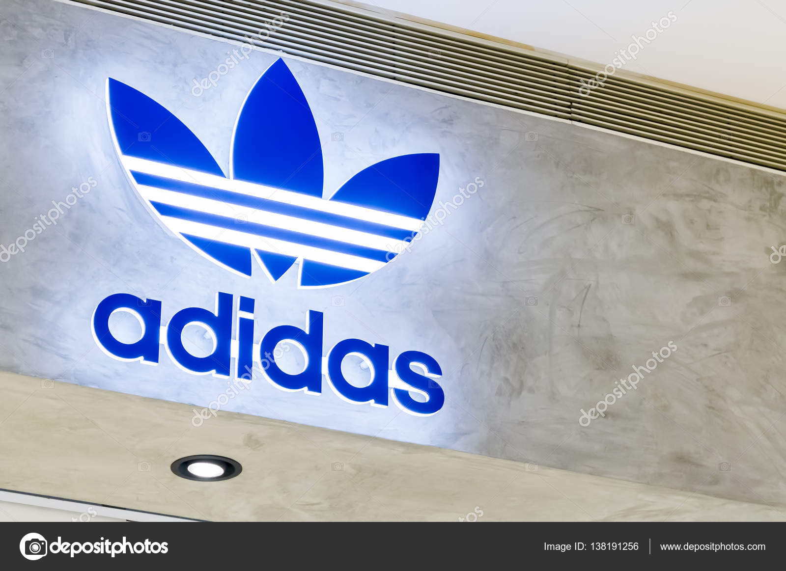 Adidas logo fotos de stock, imágenes de Adidas logo sin royalties |  Depositphotos