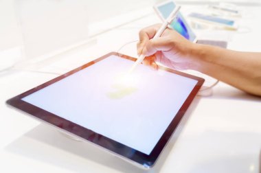Beyaz ekran ile tablet kullanarak eller multitasking kapatın