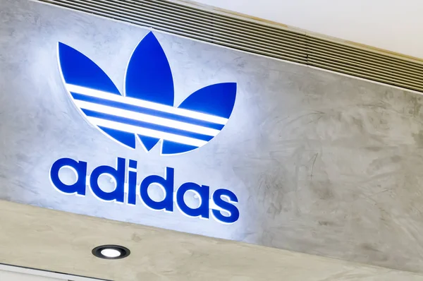 Adidas skylt shop — Stockfoto