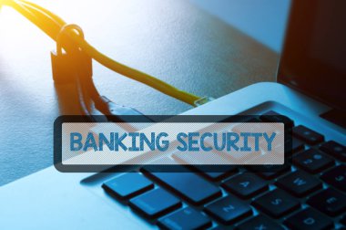 Asma kilit, ethernet kablosu ve güvenlik kavramı bankacılık ifadeler ile dizüstü bilgisayar