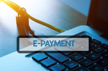 Asma kilit, ethernet kablosu ve güvenlik kavramı bankacılık ifadeler ile dizüstü bilgisayar