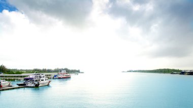 Tekneler ve Feribot İskelesi muson mevsiminde demir attı