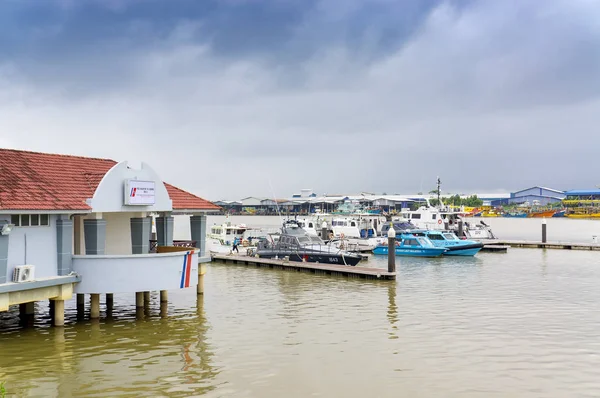 Човни і пором стоїть на якорі біля пристані під час сезону мусонів — стокове фото