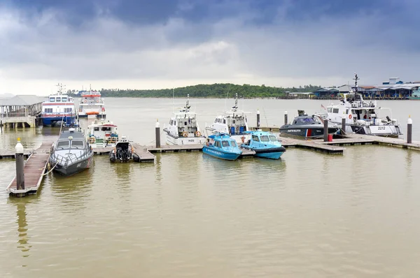 Boats and ferry anchored at the jetty during the monsoon season — Stock Photo, Image