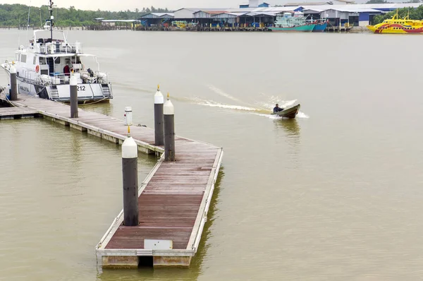 Boats and ferry anchored at the jetty during the monsoon season — Stock Photo, Image