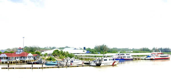 Boats and ferry anchored at the jetty during the monsoon season — Stock Photo, Image