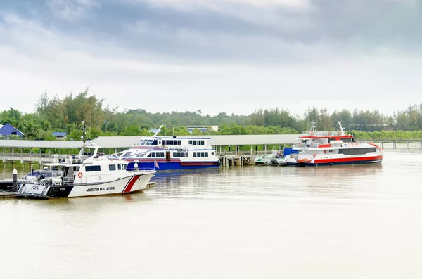 Boats and ferry anchored at the jetty during the monsoon season — Stock Photo, Image