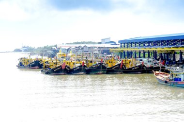 Balıkçı tekneleri iskeleye demirlemiş muson mevsiminde