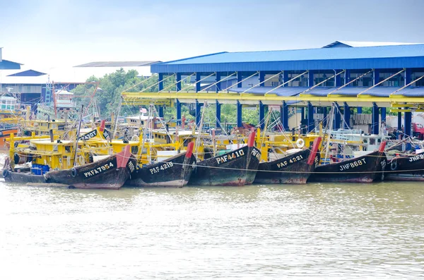 Fishing boats anchored at the jetty during the monsoon season — Stock Photo, Image