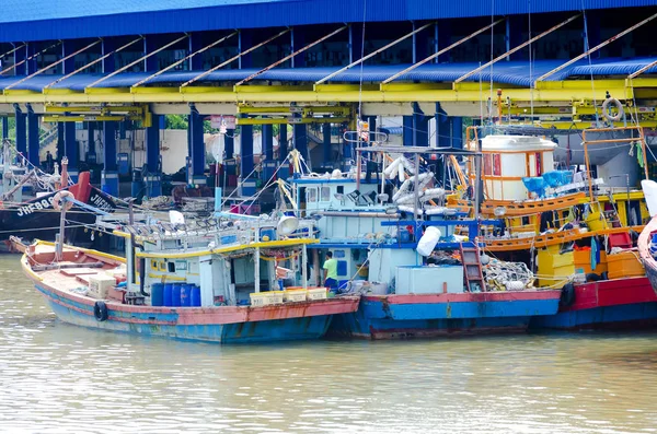 Fishing boats anchored at the jetty during the monsoon season — Stock Photo, Image