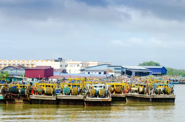 Barcos pesqueros anclados en el embarcadero durante la temporada de monzones — Foto de Stock