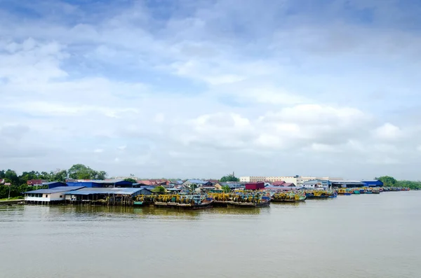 Fishing boats anchored at the jetty during the monsoon season — Stock Photo, Image