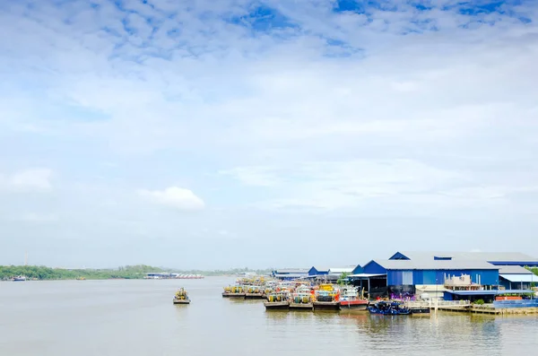 Fishing boats anchored at the jetty during the monsoon season — Stock Photo, Image