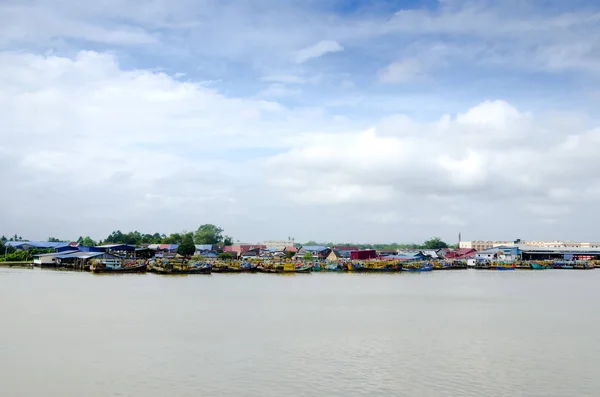 Рыбацкие лодки, стоящие на якоре в сезон муссонов — стоковое фото