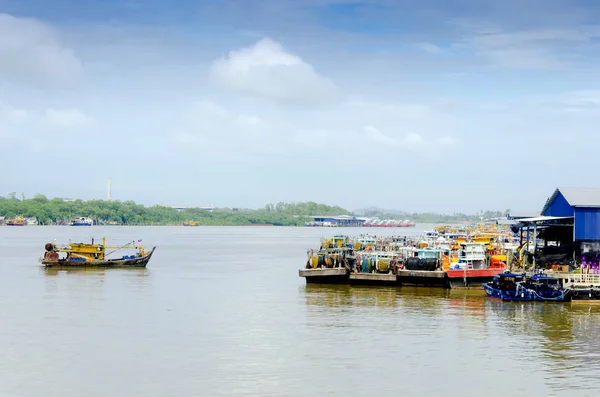 Fishing boats anchored at the jetty during the monsoon season — Stock Photo, Image