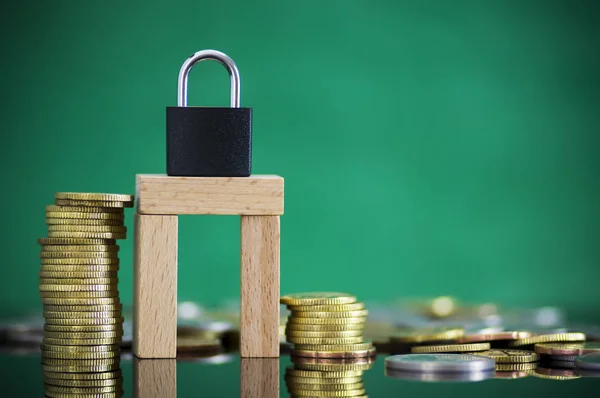 Moneda de oro y plata apilada con candado y llave . — Foto de Stock