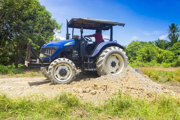 Трактор с ковшовой почвой для регулировки уровня — стоковое фото