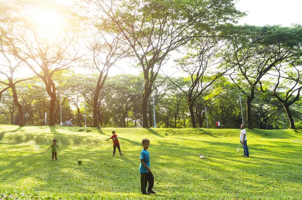 Bambini che giocano al parco pubblico al mattino con bella luce solare — Foto Stock