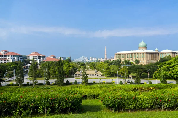 Putrajaya stadsgezicht op zonnige dag — Stockfoto