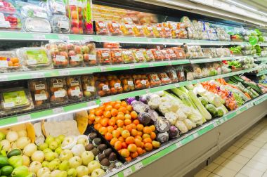 Mağaza raf görünen bir çok sebze