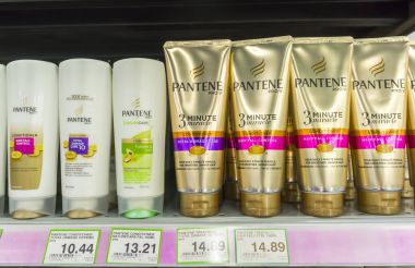 Pantene marka bir sürü mağaza raf gösterimi