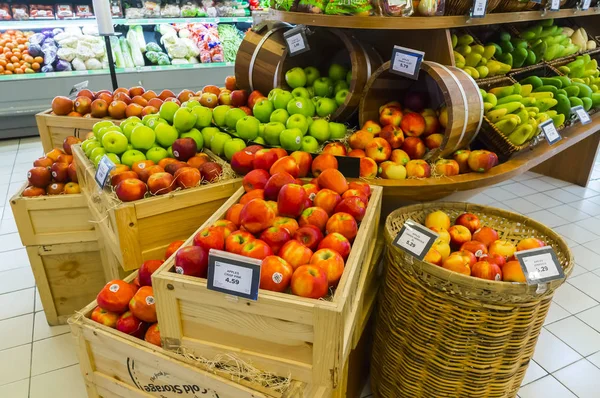 Espositore scaffale negozio di un sacco di frutta — Foto Stock