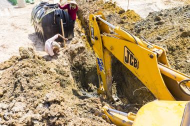Hidrolik Ekskavatör inşaat sitesinde çalışıyor 