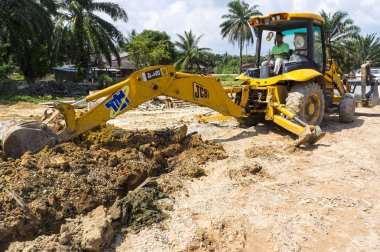Hidrolik Ekskavatör inşaat sitesinde çalışıyor 