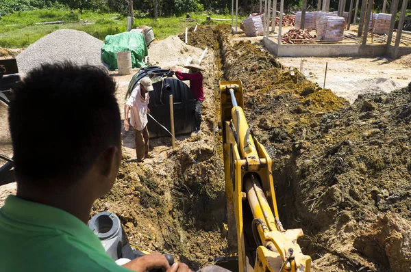 Escavadeira hidráulica trabalhando no canteiro de obras — Fotografia de Stock