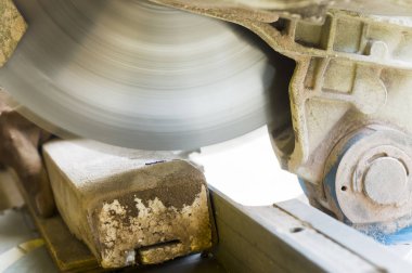 Bir kıyma makinesi kullanarak endüstriyel inşaat işçisi kadar kapatın 