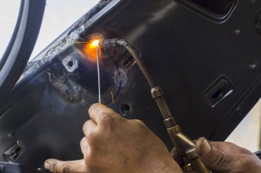 Kaynak ekipmanları - araba vücut kaynak ile iş kapatmak. 