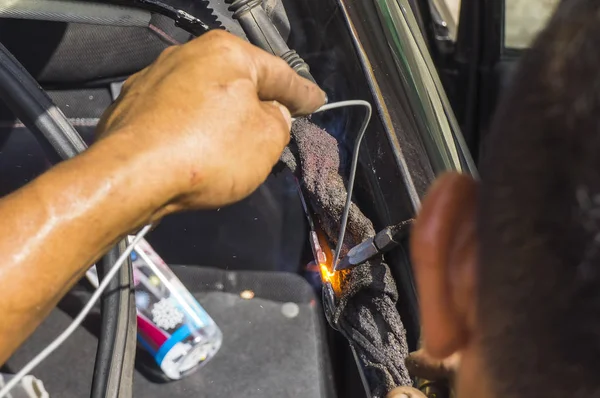 Cerrar el trabajo con el equipo de soldadura - carrocería del coche de soldadura . —  Fotos de Stock