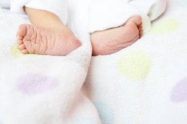 Yeni doğan bebeği kapatın