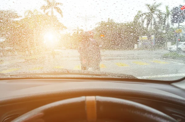 Οδήγηση στη βροχή στο ηλιοβασίλεμα — Φωτογραφία Αρχείου