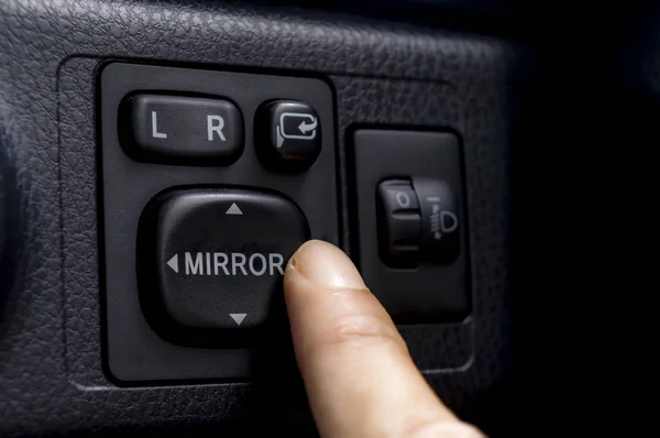 Conducteur de voiture régler le bouton miroir latéral . — Photo