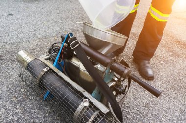 Çevre sağlığı işleç bir kimyasal dökme 