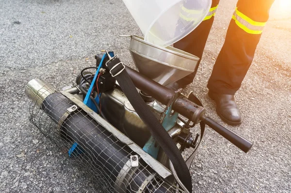 Çevre sağlığı işleç bir kimyasal dökme 