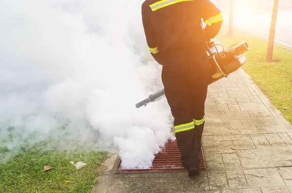 Operatore sanitario ambientale appannamento con sostanze chimiche — Foto Stock