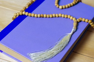 Ciltli kitap yakın.