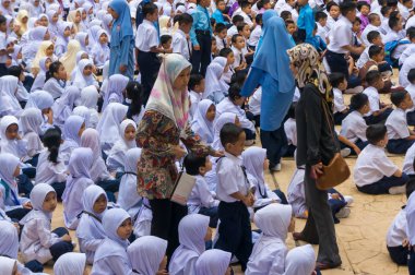 Putrajaya, Malezya - 2 Ocak 2018: ilk gün okul 2018 oturumunda Putrajaya katılıyor Malezya ilköğretim okulu öğrenci. 