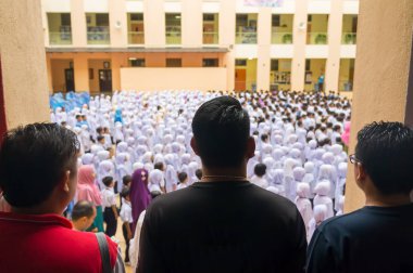 Putrajaya, Malezya - 2 Ocak 2018: İlköğretim okulu öğrenci ebeveynlerinin ilk gün okula birlikte Putrajaya 2018 oturumunda mevcut.. 