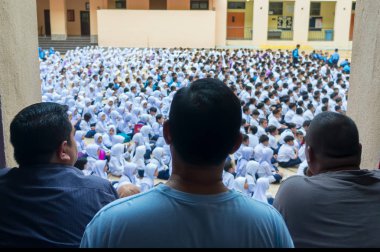Putrajaya, Malezya - 2 Ocak 2018: İlköğretim okulu öğrenci ebeveynlerinin ilk gün okula birlikte Putrajaya 2018 oturumunda mevcut.. 