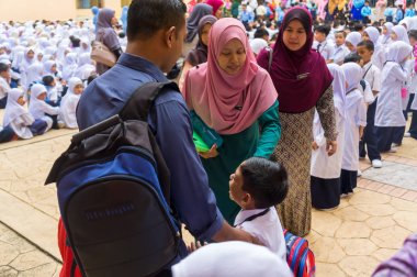 Putrajaya, Malezya - 2 Ocak 2018: ilk gün okul 2018 oturumunda Putrajaya katılıyor Malezya ilköğretim okulu öğrenci. 