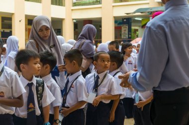 Putrajaya, Malezya - 2 Ocak 2018: ilk gün okul 2018 oturumunda Putrajaya katılıyor Malezya ilköğretim okulu öğrenci. 
