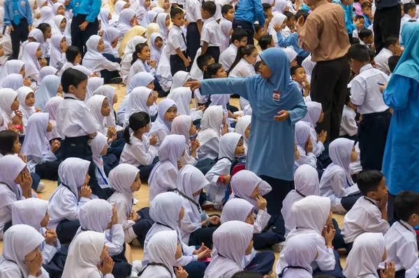 Putrajaya Malaysia Jan 2018 Skolan Prefekter Hjälpa Nya Studenter Grundskolan — Stockfoto